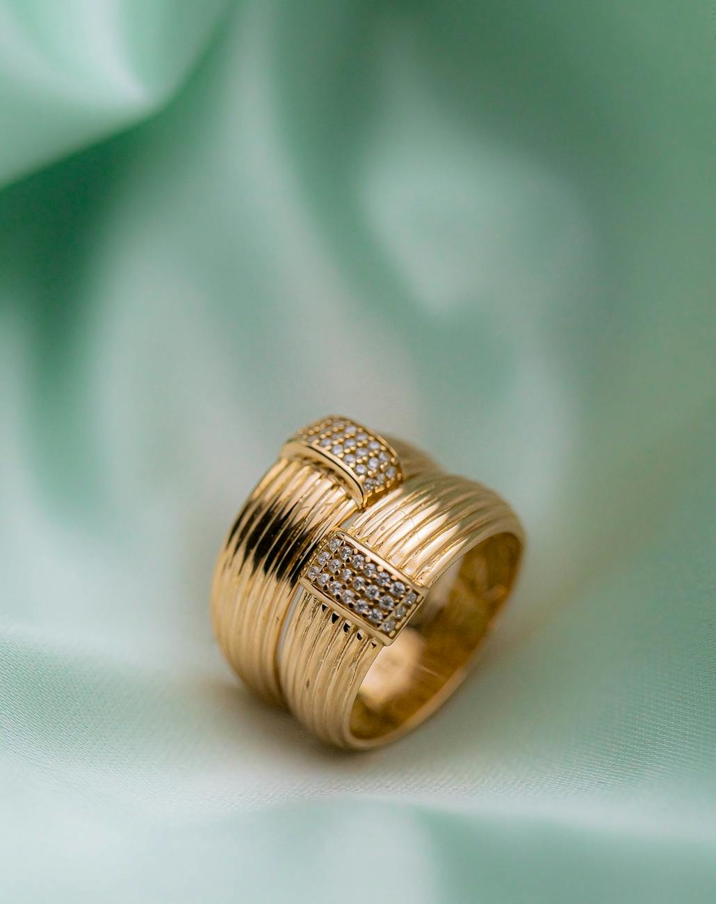 Veloura Gold Traditional Gold